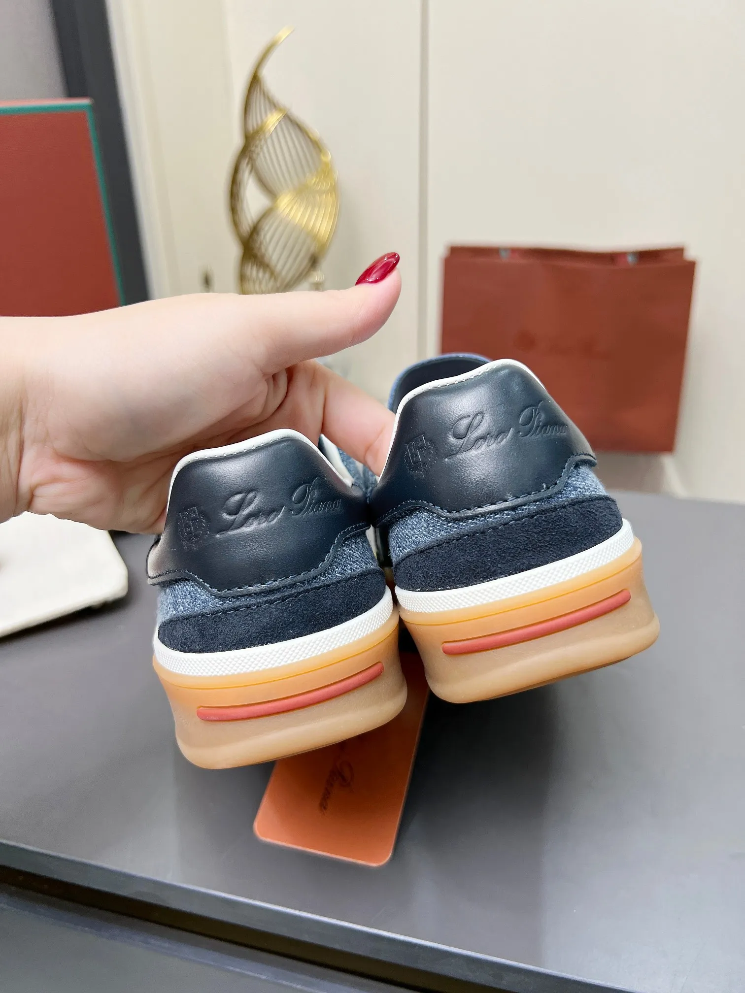 Factory price: 580💰Purchase level, high version🦅⛳️ Italy [Loro men's shoes💰iana] Tennis walk series L men's shoes💰Couple moral training shoes casual sports shoes sneakers🎁🎁 Original purchase development and production This new suede tennis shoe adopts an ultra-low design, suitable for wearing all year round👫👫 The wrapped sole creates an effortlessly attractive color combination that harmoniously blends functionality with understated style, making it the ideal shoe for urban wear. Soft calfskin tongue with Kummel color insert at the heel, embossed L Men's shoes 💰 Logo Cotton lace upper, cowhide suede sole Rubber-lined calfskin ✦ Upper: imported first-layer cowhide ➕ Customized original cowhide ✦ Lining: cowhide lining ➕ Cow leather insole ✦ Sole: Original open-molded T men's shoe 💰R ultra-lightweight outsole ✦Packaging: Original full set of packaging ✦Female size: 35--40, ✦Male size: 39--44, customized 45